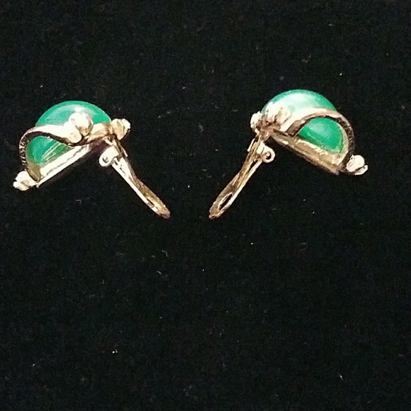Emerald clip on earrings with pearls - Picture 2 of 2